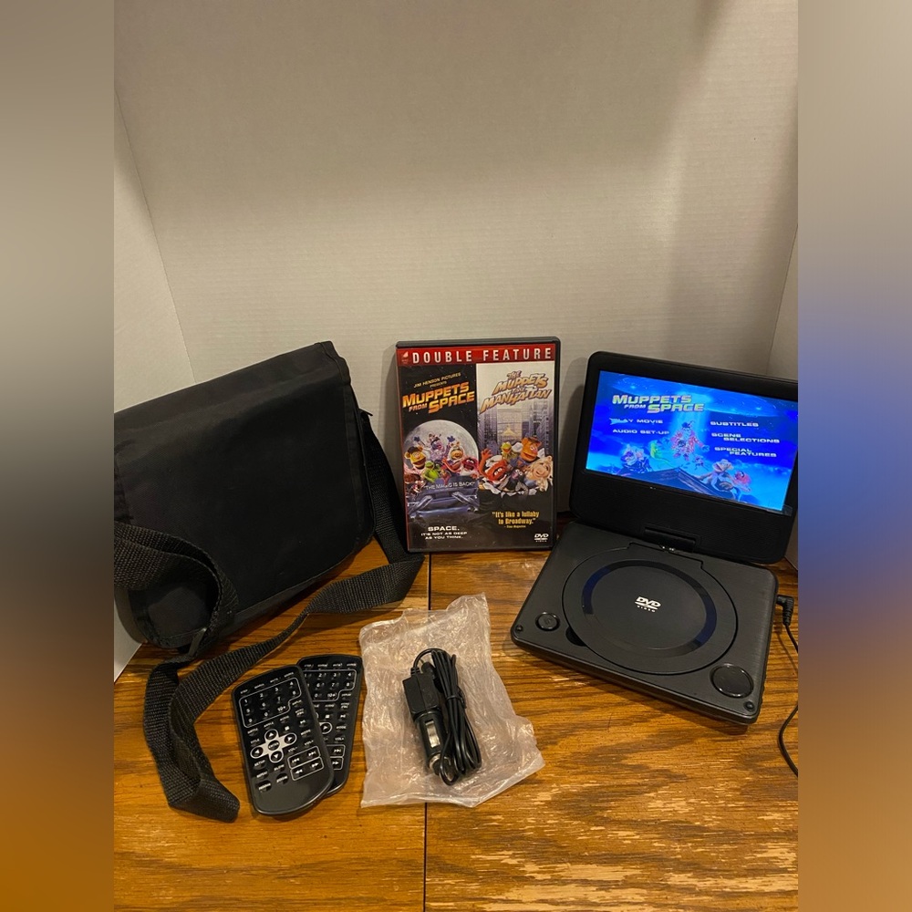 7" Portable DVD Player ONA17AV041 Includes Case, Power Adapter, Remote Control